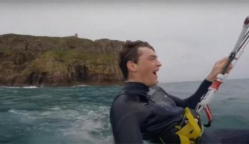 Clément Huot se jette des falaises du cap Fréhel en kitesurf dans une vidéo époustouflante