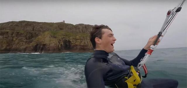 Clément Huot se jette des falaises du cap Fréhel en kitesurf dans une vidéo époustouflante